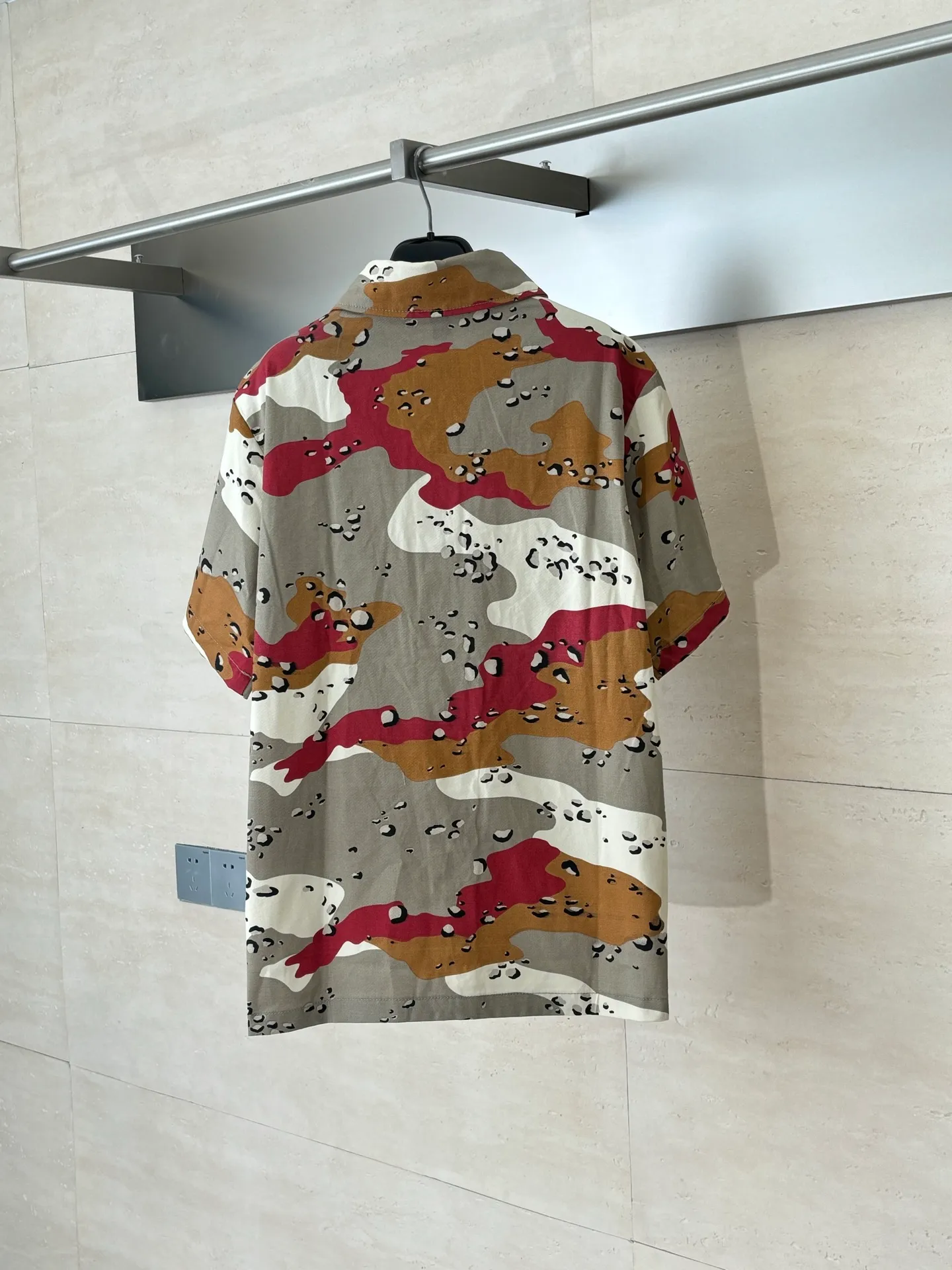 P560 Chrome Heart*/Chrome Heart CH camouflage short-sleeved denim shirt was purchased and developed by a Los Angeles agent for US$3,200. This model is made of customized military canvas fabric, restored 1:1 according to the original model, and printed with camouflage patterns. The customization period for the chest sex pattern stamp is 20 days, the minimum order is 1800 pieces, and the color plate is matched. The hardware buckles are all made of electroplated 925 silver material, the weight is perfectly restored, and they are aged and oxidized to black.  Size：S/M/L